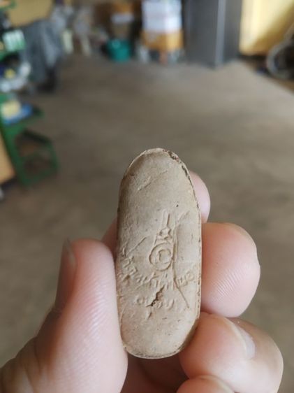 พระเนื้อดิน(พระปางลีลากำแพงทุ่งเศรษฐีเรือพระลีลากำแพงเม็ดขนุน(วัดหน้าต่างนอกจังหวัดพระนครศรีอยุธยา)(ไม่ทราบเกจิ))พระเครื่องรางของมงคล รูปที่ 8