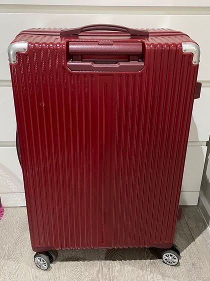 ส่งต่อกระเป๋าเดินทาง สีแดง ขนาด 27 นิ้ว ใช้งานน้อยมาก 2-3 ครั้ง มีรอยนิดหน่อยตามภาพ ใช้งานได้ปกติ รูปที่ 2