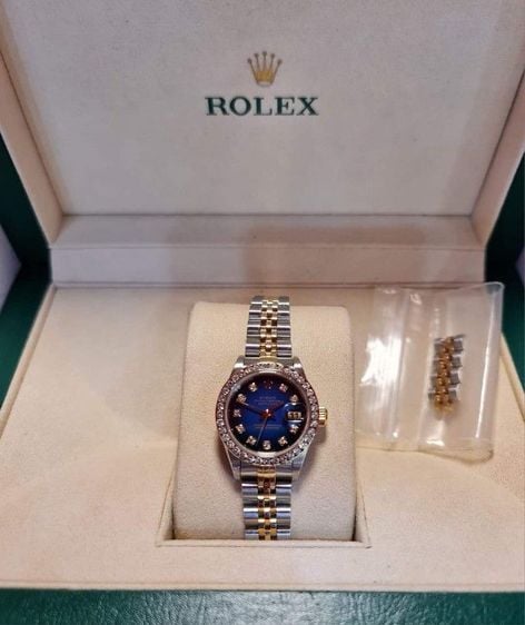 นาฬิกา Rolex Lady Datejust 26 mm. สายจูบิลี่ 2 กษัตริย์ หน้าเพชรเบ้าใหญ่ พร้อมขอบเพชรแท้
กระจกแซฟไฟร์เลเซอร์มงกุฎ นาฬิกาสภาพดีสวยพร้อมใช้งาน