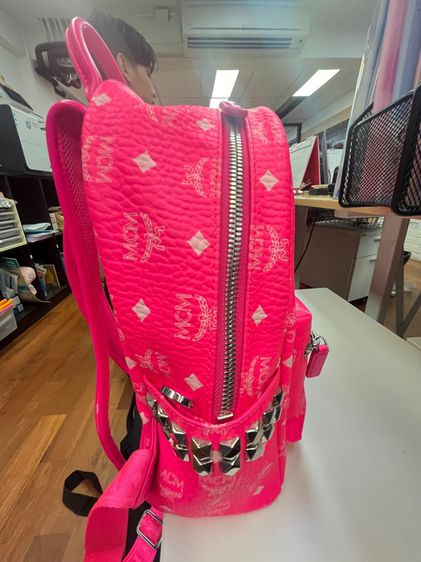 MCM Visetos Small Side Stud Stark Backpack Neon Pink  รูปที่ 4