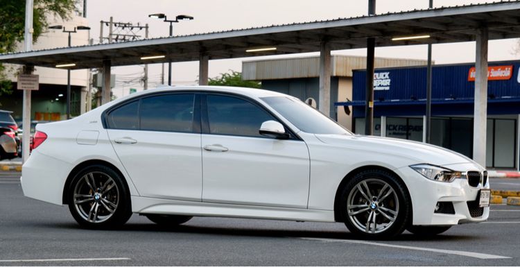 BMW Series 3 2017 330e Sedan ปลั๊กอินไฮบริด (PHEV) ไม่ติดแก๊ส เกียร์อัตโนมัติ ขาว รูปที่ 3