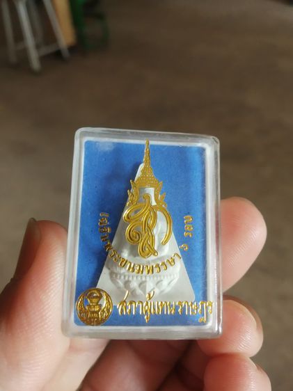 พระเนื้อผง(พระพิมพ์พระนางพญา(เฉลิมพระเกียรติมหามงคลเฉลิมพระชนม์พรรษา6รอบ)ปี2547(เนื้อสีขาว))พระบ้านพระเครื่องรางของมงคล รูปที่ 2