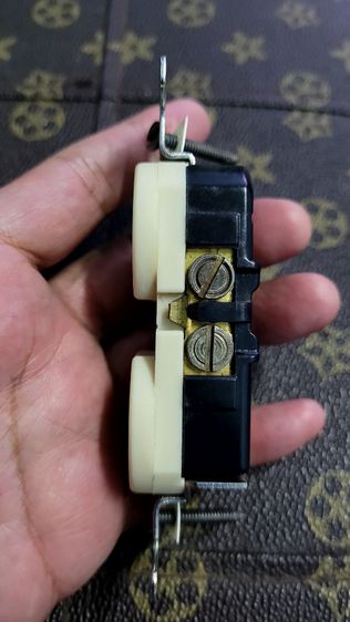 ปลั๊กผนังใช้ทั่วไป หรือสำหรับเครื่องเสียง ยี่ห้อ Eagle Vintage Made in U.S.A.  รุ่นเก่าหายาก สภาพสวยมากนอนกล่องเดิมๆ เจ้าของเก็บรักษาอย่างดี รูปที่ 7