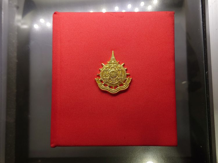 พระพุทธชินราช เนื้อเงิน ชุบทอง พิมพ์ใหญ่ ที่ระลึก 6 รอบ รัชกาลที่9 มูลนิธิพิทักษ์ดวงตาประชาชน สร้าง พ.ศ.2542 พร้อมกล่องเดิม รูปที่ 7