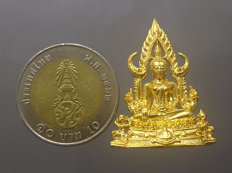 พระพุทธชินราช เนื้อเงิน ชุบทอง พิมพ์ใหญ่ ที่ระลึก 6 รอบ รัชกาลที่9 มูลนิธิพิทักษ์ดวงตาประชาชน สร้าง พ.ศ.2542 พร้อมกล่องเดิม รูปที่ 6