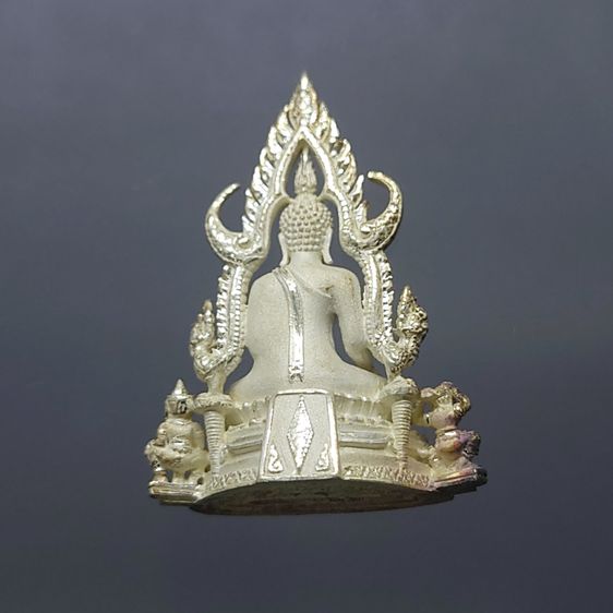 พระพุทธชินราช เนื้อเงิน พิมพ์ใหญ่ ที่ระลึก 6 รอบ รัชกาลที่9 มูลนิธิพิทักษ์ดวงตาประชาชน สร้าง พ.ศ.2542 พร้อมกล่องเดิม รูปที่ 4