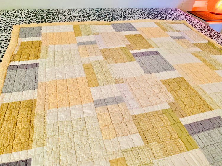 ผ้าปูรองนอน (แบบหนา) ขนาด 4.5-5ฟุต สีเทาเหลืองตารางลายกราฟฟิกหลากสี ยี่ห้อ Rossi-Life มือสองสภาพดี สินค้าญี่ปุ่น-เกาหลีแท้ รูปที่ 3