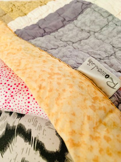 ผ้าปูรองนอน (แบบหนา) ขนาด 4.5-5ฟุต สีเทาเหลืองตารางลายกราฟฟิกหลากสี ยี่ห้อ Rossi-Life มือสองสภาพดี สินค้าญี่ปุ่น-เกาหลีแท้ รูปที่ 9