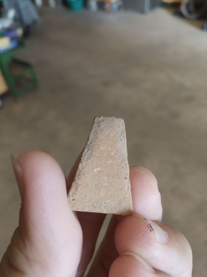 พระเนื้อดินพิมพ์เล็ก(พระผงสุพรรณเนื้อดินหลังเรียบสีน้ำตาลอ่อน(200106)(ไม่ทราบพระเกจิที่สร้าง))พระบ้านพระเครื่องรางของมงคล รูปที่ 2