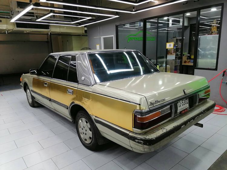 รถ Toyota Crown 2.8 Super Saloon สี ทอง