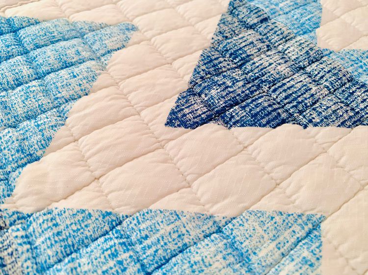 ผ้าปูรองนอน (แบบหนา) ขนาด 4-4.5ฟุต สีขาวน้ำเงินลายกราฟฟิก ยี่ห้อ Gong Jac (ใหม่) มือสองสภาพดี สินค้าญี่ปุ่น-เกาหลีแท้ รูปที่ 7