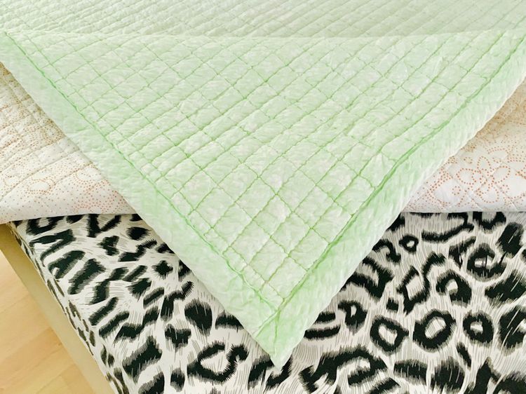 ผ้าปูรองนอน (แบบหนา) ขนาด 4.5-5ฟุต สีเขียวลายดอกวินเทจสีขาว (สภาพใหม่) (โทนสีหายาก) มือสองขายตามสภาพ สินค้าญี่ปุ่น-เกาหลีแท้ รูปที่ 9