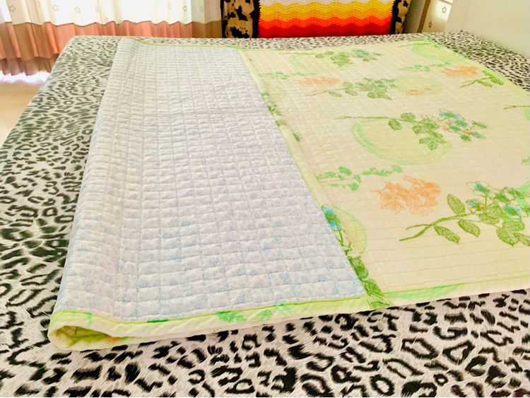 ผ้าปูรองนอน (แบบหนา) ขนาด 4.5-5ฟุต สีเขียวลายดอกหลากสี (สภาพใหม่) มือสองสภาพดี สินค้าญี่ปุ่น-เกาหลีแท้ รูปที่ 12