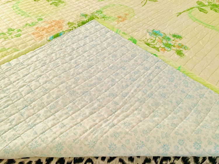 ผ้าปูรองนอน (แบบหนา) ขนาด 4.5-5ฟุต สีเขียวลายดอกหลากสี (สภาพใหม่) มือสองสภาพดี สินค้าญี่ปุ่น-เกาหลีแท้ รูปที่ 8