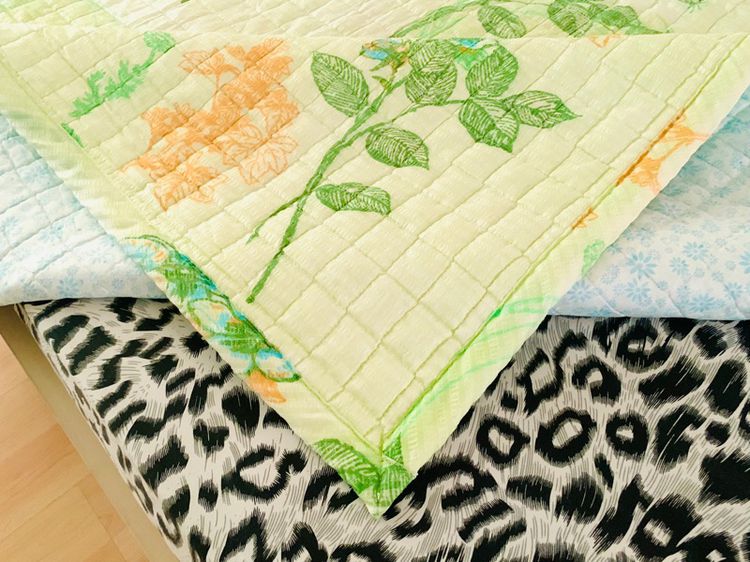 ผ้าปูรองนอน (แบบหนา) ขนาด 4.5-5ฟุต สีเขียวลายดอกหลากสี (สภาพใหม่) มือสองสภาพดี สินค้าญี่ปุ่น-เกาหลีแท้ รูปที่ 10