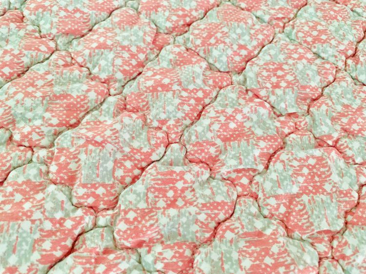 ผ้าปูรองนอน (แบบหนา) ขนาด 4.5-5ฟุต เอิร์ธโทนสีแดงเทาลายกราฟฟิก ยี่ห้อ JIN WOO มือสองสภาพดี สินค้าญี่ปุ่น-เกาหลีแท้ รูปที่ 3