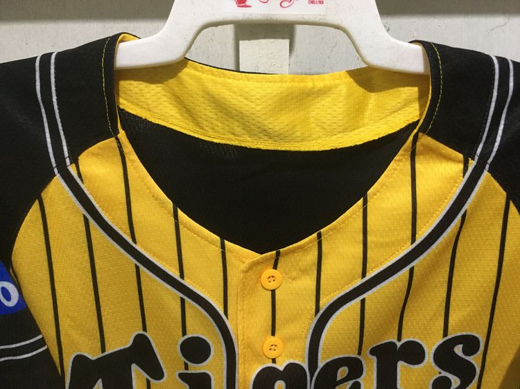 เสื้อเบสบอล ทีม Tiger แบรนด์ MIZUNO สีเหลืองลายดำ รูปที่ 3