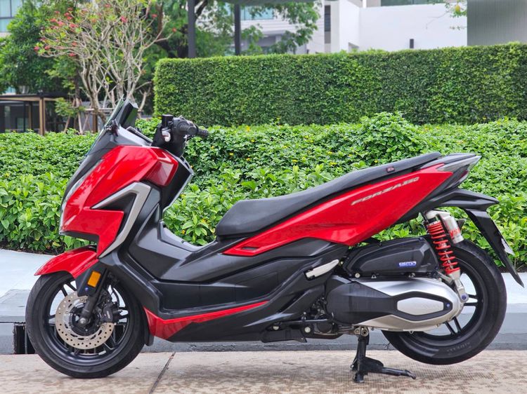 2020 Honda forza 350 cc  จัดสภาพสวยมาก วิ่งน้อย 12,000 กมแท้  ราคา 139000 บาทเท่านั้น แต่งหน้าซิ่งเบาะปาดทรงสวยๆ  โช๊คYSS แท้ ท่อผ่าคอเรท  สีแดง