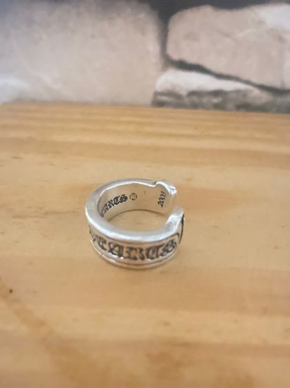 Chrome Hearts Large Scroll Label Ring  รูปที่ 3