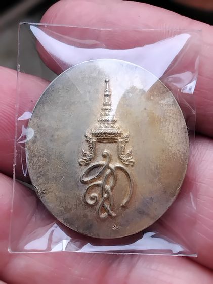 เหรียญหลวงปู่ทวด วัดห้วยมงคล หลังพระนามาภิไธย สก. เนื้อเงินพ่นทราย พิมพ์ใหญ่ ปี 2547 สภาพสวย ตอกโค๊ด สวย แท้  เหรียญหลวงปู่ทวดเนื้อเงิน หลัง รูปที่ 2