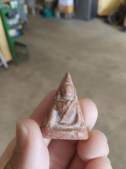 พระเนื้อดิน(พระพิมพ์พระนางพญาหลังเรียบ(200205)(ไม่ทราบพระเกจิที่สร้าง))พระบ้านพระเครื่องรางของมงคล รูปที่ 2