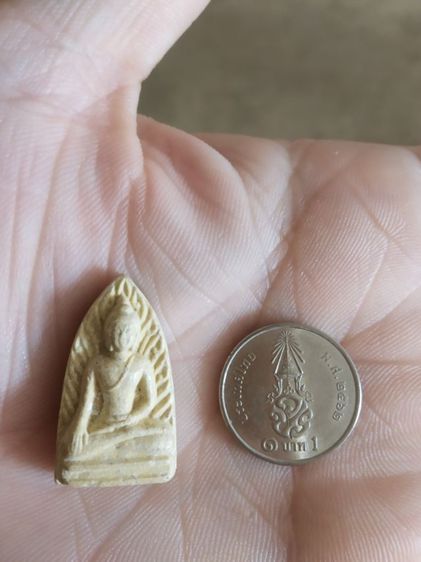 พระเนื้อผง(พระผงพิมพ์พระรอดหลังเรียบเนื้อออกสีเหลือง(ไม่ทราบพระเกจิที่สร้าง))พระบ้านพระเครื่องรางของมงคล รูปที่ 5