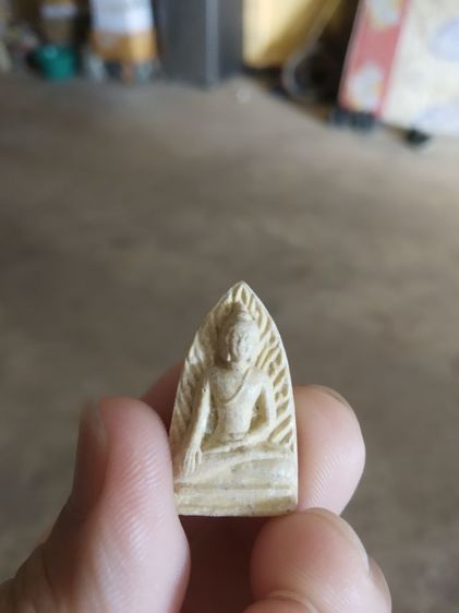 พระเนื้อผง(พระผงพิมพ์พระรอดหลังเรียบเนื้อออกสีเหลือง(ไม่ทราบพระเกจิที่สร้าง))พระบ้านพระเครื่องรางของมงคล รูปที่ 4