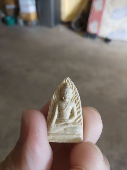 พระเนื้อผง(พระผงพิมพ์พระรอดหลังเรียบเนื้อออกสีเหลือง(ไม่ทราบพระเกจิที่สร้าง))พระบ้านพระเครื่องรางของมงคล รูปที่ 2