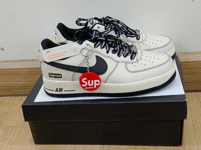 Nike Air Force 1 Low Supreme รูปที่ 1