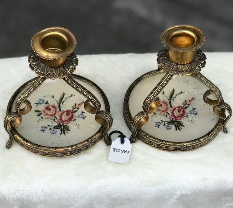 1 คู่ เชิงเทียนตั้งโต๊ะอาหาร วัสดุทองเหลือง-กระจก Vintage Glass Covered Petite Point Flowers Brass Candle Holder รูปที่ 3