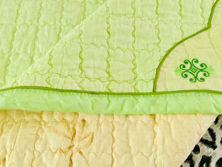 ผ้าปูรองนอน (แบบหนา) ขนาด 5ฟุต สีเขียวปักลายดอกวินเทจ (สภาพใหม่) (โทนสีหายาก) มือสองสภาพดี สินค้าญี่ปุ่น-เกาหลีแท้ รูปที่ 9