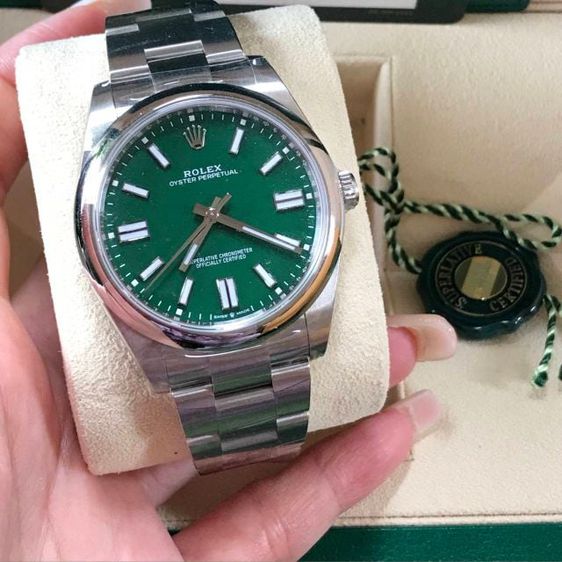 (NEW) ROLEX OYSTER PERPETUAL DATEJUST Green Dial (41mm)