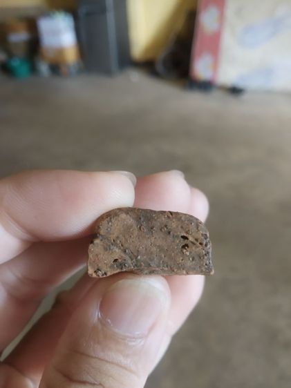 พระเนื้อดิน(พระพิมพ์พระนางพญาเนื้อดินหลังเรียบ(ไม่ค่อยสวยมีตำหนิเนื้อไม่ค่อยเท่ากัน)(200210)(ไม่ทราบพระเกจิที่สร้างป))พระเครื่องรางของมงคล รูปที่ 17