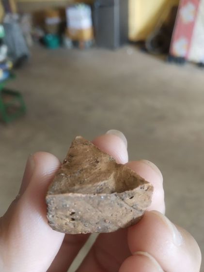 พระเนื้อดิน(พระพิมพ์พระนางพญาเนื้อดินหลังเรียบ(ไม่ค่อยสวยมีตำหนิเนื้อไม่ค่อยเท่ากัน)(200210)(ไม่ทราบพระเกจิที่สร้างป))พระเครื่องรางของมงคล รูปที่ 11