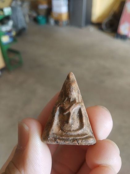 พระเนื้อดิน(พระพิมพ์พระนางพญาเนื้อดินหลังเรียบ(ไม่ค่อยสวยมีตำหนิเนื้อไม่ค่อยเท่ากัน)(200210)(ไม่ทราบพระเกจิที่สร้างป))พระเครื่องรางของมงคล