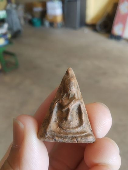 พระเนื้อดิน(พระพิมพ์พระนางพญาเนื้อดินหลังเรียบ(ไม่ค่อยสวยมีตำหนิเนื้อไม่ค่อยเท่ากัน)(200210)(ไม่ทราบพระเกจิที่สร้างป))พระเครื่องรางของมงคล รูปที่ 2