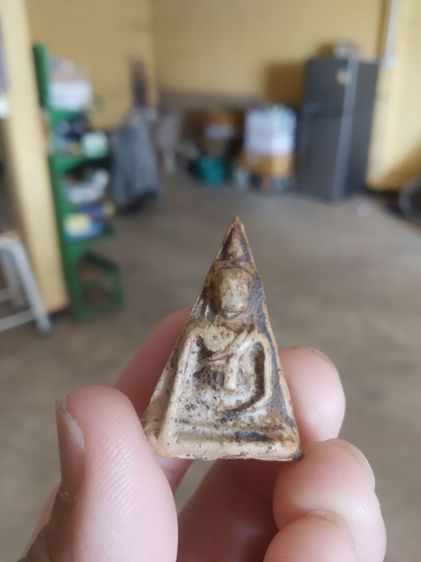 พระเนื้อดิน(พระพิมพ์พระนางพญาหลังเรียบเนื้อออกสีขาว(ไม่ค่อยสวยขอคนที่รับได้)(200211)(ไม่ทราบพระเกจิที่สร้าง))พระบ้านพระเครื่องรางของมงคล รูปที่ 4