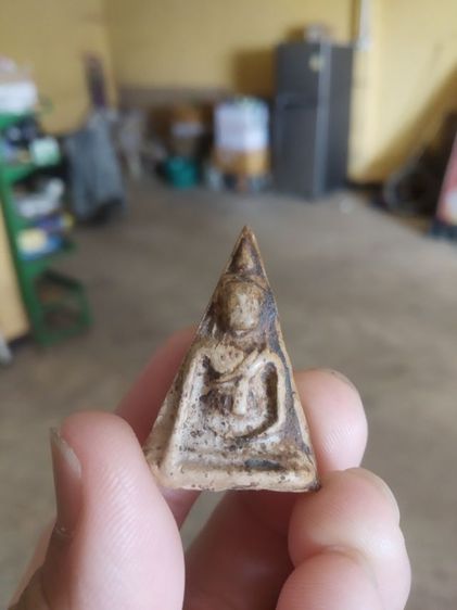 พระเนื้อดิน(พระพิมพ์พระนางพญาหลังเรียบเนื้อออกสีขาว(ไม่ค่อยสวยขอคนที่รับได้)(200211)(ไม่ทราบพระเกจิที่สร้าง))พระบ้านพระเครื่องรางของมงคล รูปที่ 3