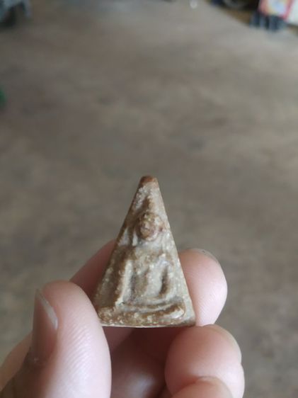 พระเนื้อผงน้ำมันพิมพ์กลาง(พระพิมพ์พระนางพญาพิมพ์กลางหลังเรียบ(240307)(ไม่ทราบพระเกจิที่สร้าง))พระบ้านพระเครื่องรางของมงคล รูปที่ 4