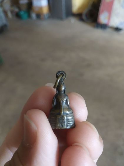 พระเนื้อโลหะพิมพ์เล็ก(พระกริ่งเล็กห่วงเชื่อมรูปลอยองค์พระหลวงพ่อโสธร(วัดโสธรวรารามวรวิหาร)(จังหวัดฉะเชิงเทราปี2512))พระเครื่องรางของมงคล รูปที่ 8