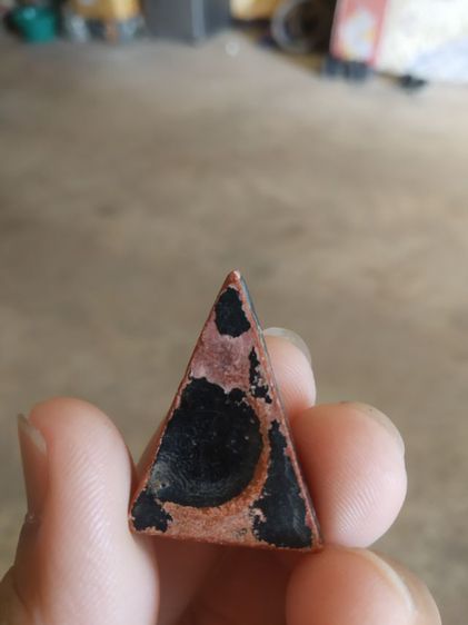 พระเนื้อดิน(พระพิมพ์พระนางพญาหลังเรียบ(สีดำป่นสีแดง)(130212)(ไม่ทราบพระเกจิที่สร้าง))พระบ้านพระเครื่องรางของมงคล รูปที่ 8