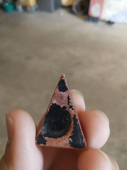 พระเนื้อดิน(พระพิมพ์พระนางพญาหลังเรียบ(สีดำป่นสีแดง)(130212)(ไม่ทราบพระเกจิที่สร้าง))พระบ้านพระเครื่องรางของมงคล รูปที่ 7