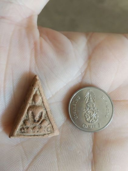 พระเนื้อดินพิมพ์เล็ก(พระพิมพ์พระนางพญานั่งบนฐานบัวหลังเรียบ(250301)(ไม่ทราบพระเกจิที่สร้าง))พระบ้านพระเครื่องรางของมงคล รูปที่ 7