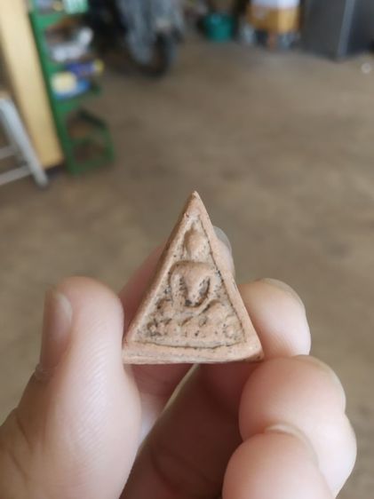 พระเนื้อดินพิมพ์เล็ก(พระพิมพ์พระนางพญานั่งบนฐานบัวหลังเรียบ(250301)(ไม่ทราบพระเกจิที่สร้าง))พระบ้านพระเครื่องรางของมงคล รูปที่ 3