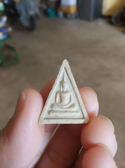 พระเนื้อผง(พระสมเด็จรูปทรงพิมพ์สามเหลี่ยม(หลังยันต์)ปี2519(ไม่ทราบพระเกจิที่สร้าง))พระบ้านพระเครื่องรางของมงคล รูปที่ 3