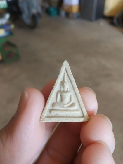 พระเนื้อผง(พระสมเด็จรูปทรงพิมพ์สามเหลี่ยม(หลังยันต์)ปี2519(ไม่ทราบพระเกจิที่สร้าง))พระบ้านพระเครื่องรางของมงคล