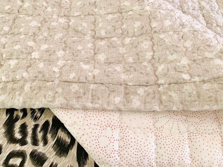 ผ้าปูรองนอน (แบบหนา) ขนาด 5ฟุต เอิร์ธโทนสีเทาลายดอกวินเทจ ยี่ห้อ ASHLEY CASA มือสองสภาพดี สินค้าญี่ปุ่น-เกาหลีแท้ รูปที่ 11