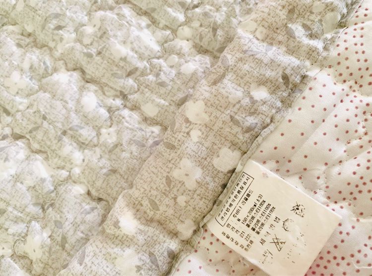 ผ้าปูรองนอน (แบบหนา) ขนาด 5ฟุต เอิร์ธโทนสีเทาลายดอกวินเทจ ยี่ห้อ ASHLEY CASA มือสองสภาพดี สินค้าญี่ปุ่น-เกาหลีแท้ รูปที่ 9