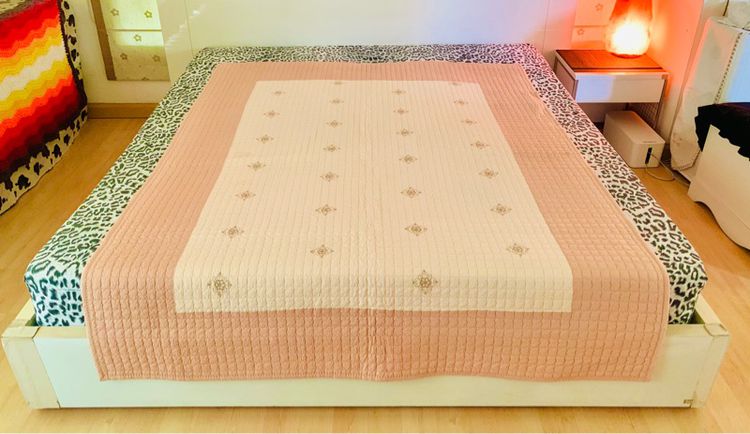 ผ้าปูรองนอน หรือพรมปูพื้น (แบบหนา) ขนาด 5ฟุต สีน้ำตาลทูโทนปักลายวินเทจ (สภาพใหม่) มือสองสภาพดี สินค้าญี่ปุ่น-เกาหลีแท้ รูปที่ 13