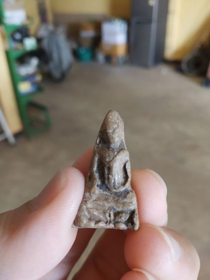 พระเนื้อดินพิมพ์เล็ก(พระพิมพ์พระนางพญาหลังเรียบ(รูปทรงขอบตัดชิด)(260304)(ไม่ทราบพระเกจิที่สร้าง))พระบ้านพระเครื่องรางของมงคล รูปที่ 4